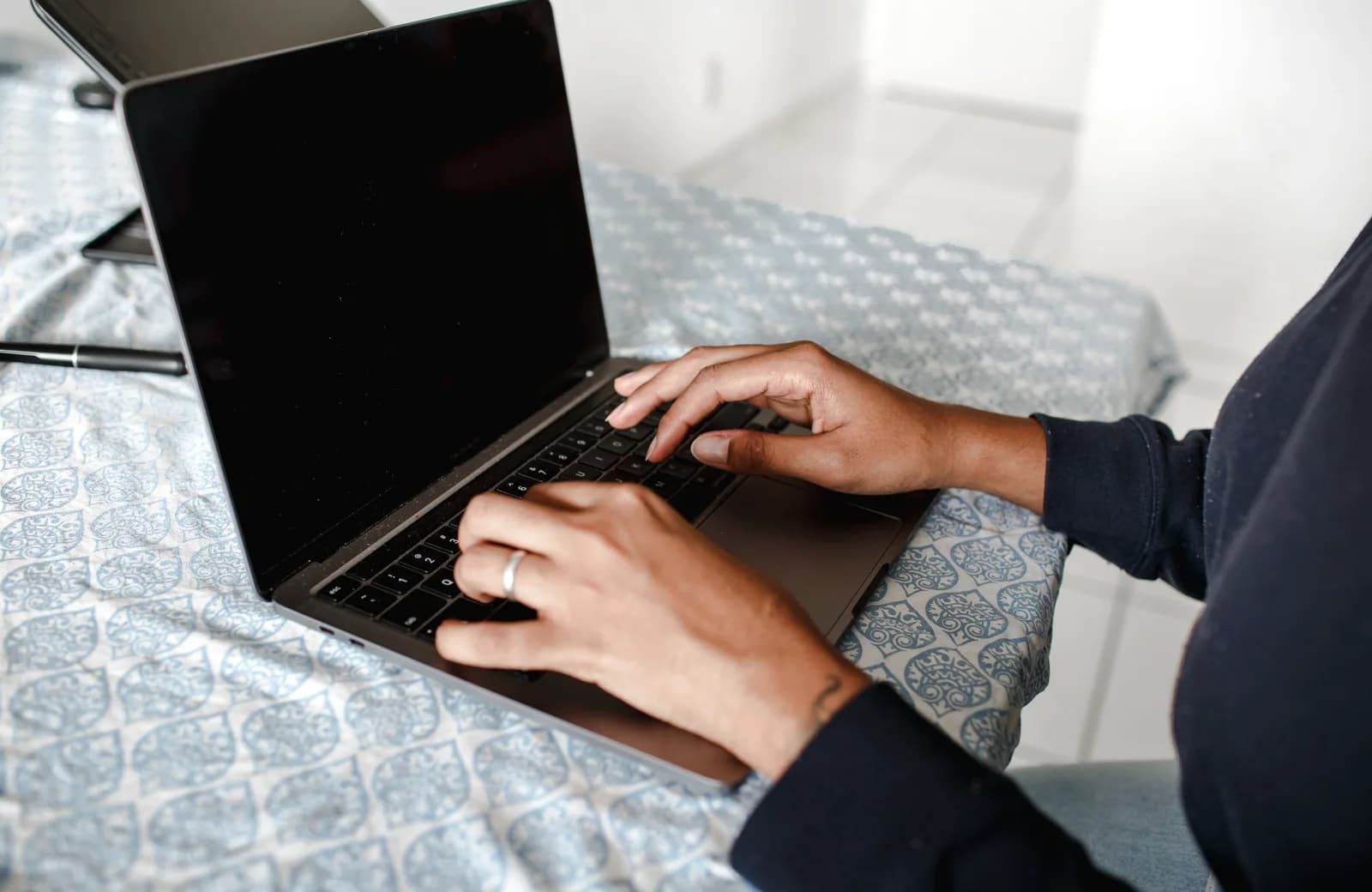En skadesanmeldelse bliver gennemgået på en bærbar computer
