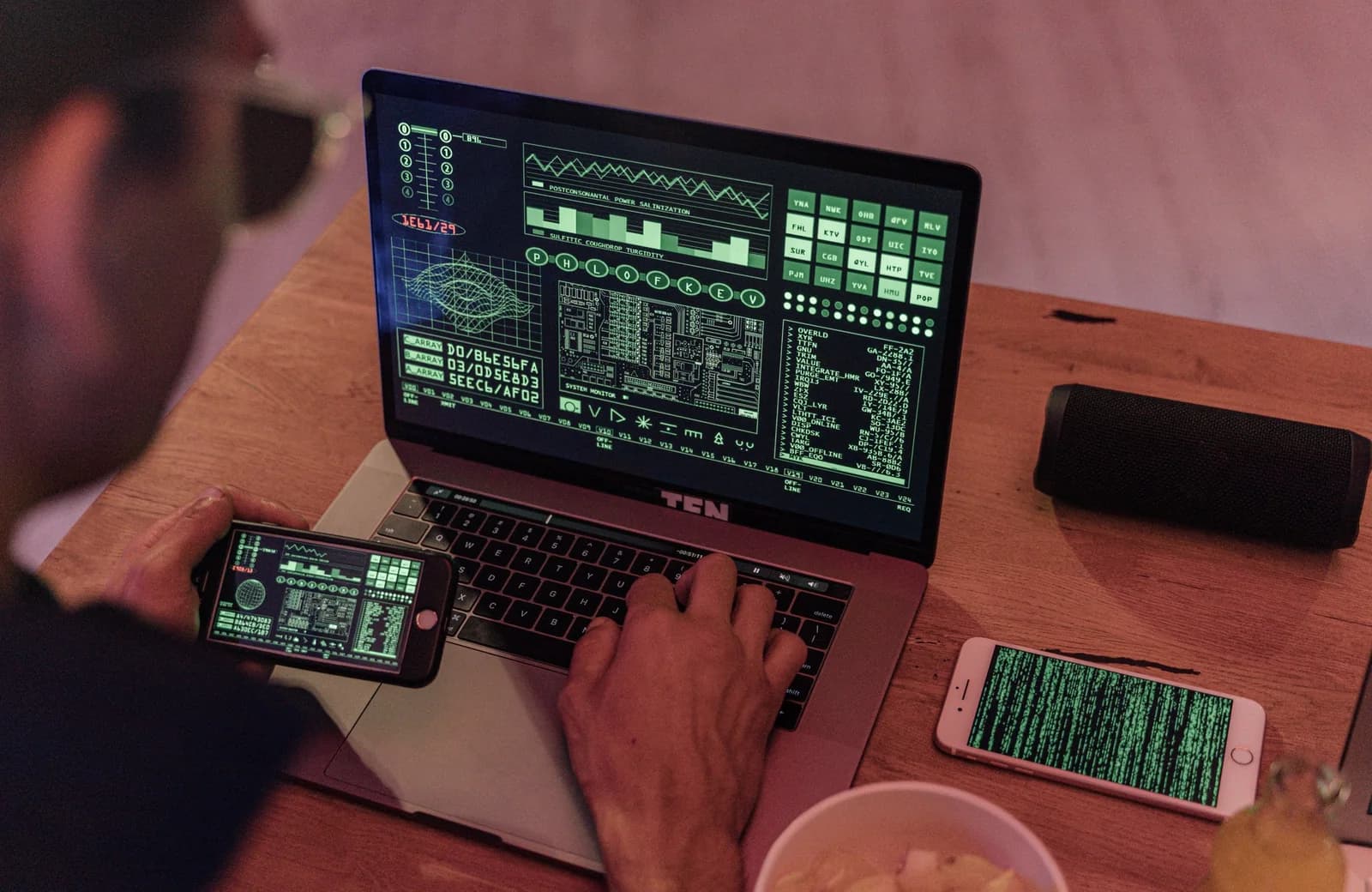 En telefon og computer bruges til at kontrollere konti og sikkerhed