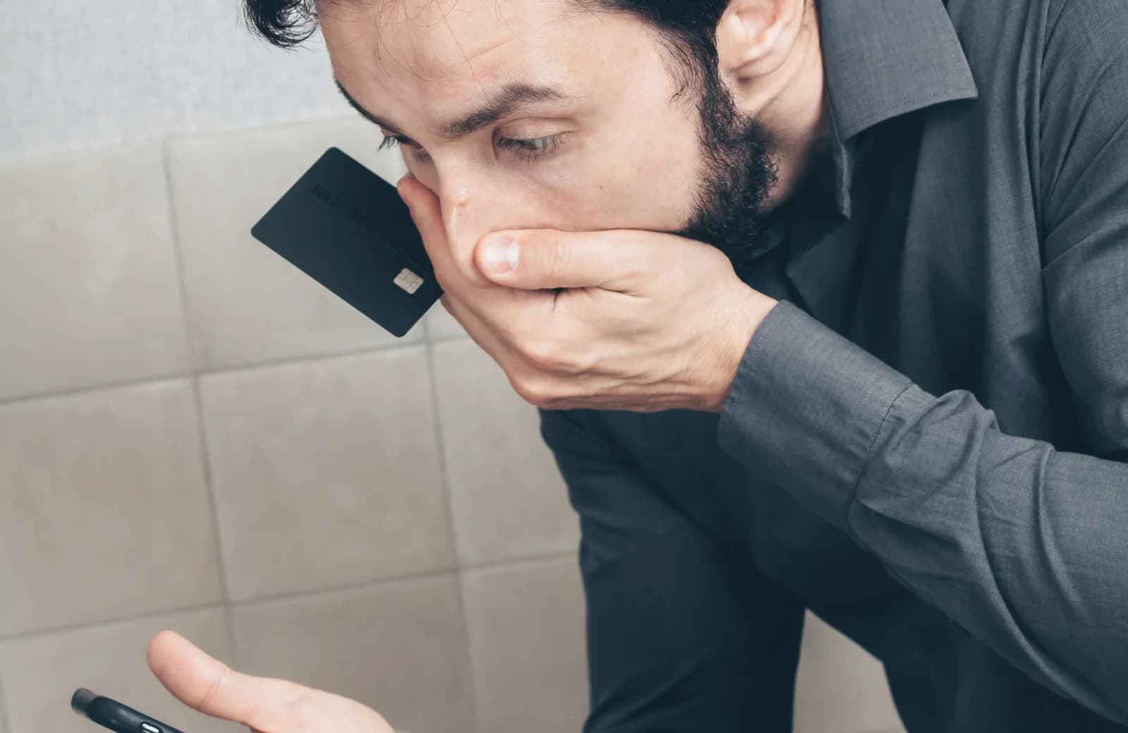 En person reagerer på en mistænkelig besked på sin telefon