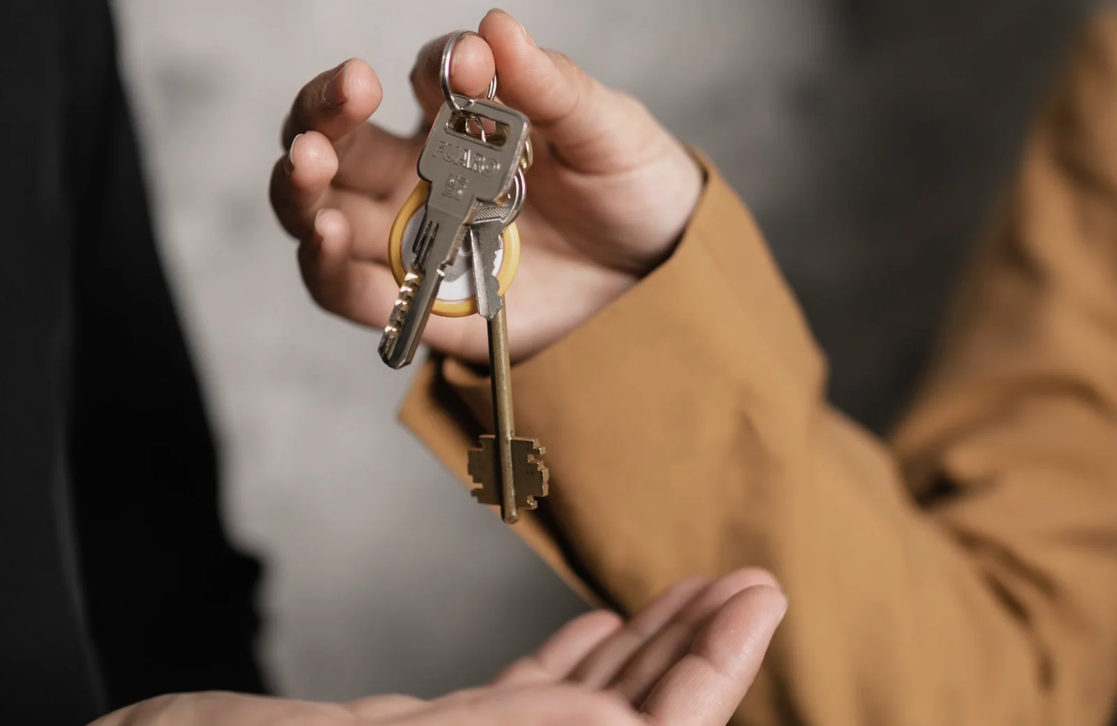 En person holder styr på nøgler, papirer og flyttekasser