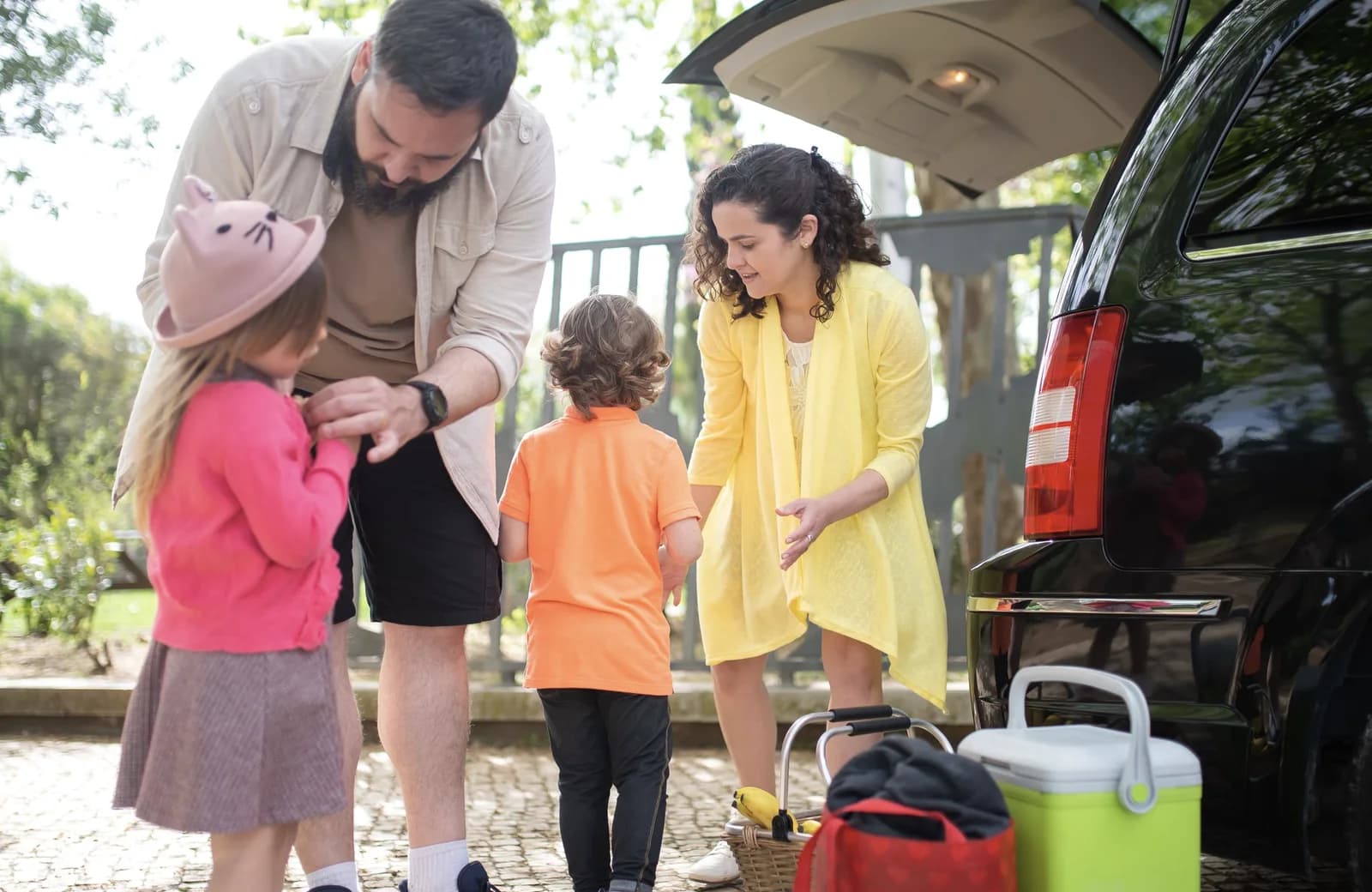 En familie pakker bilen til ferie