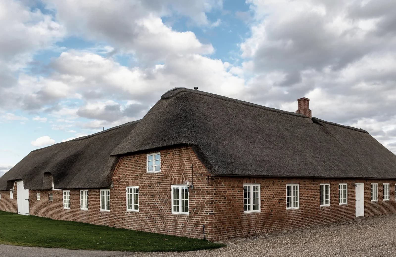 En traditionel vestjysk gård med stråtag