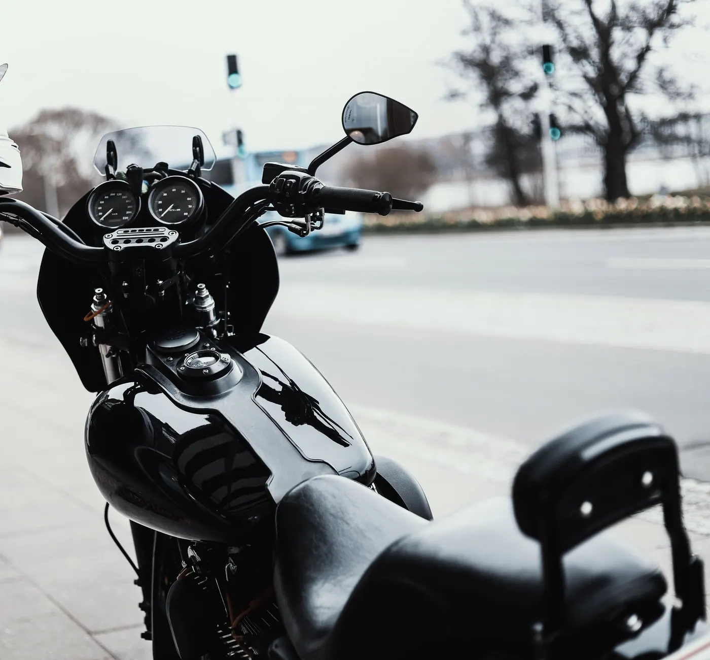 En sort motorcykel parkeret ved vejen