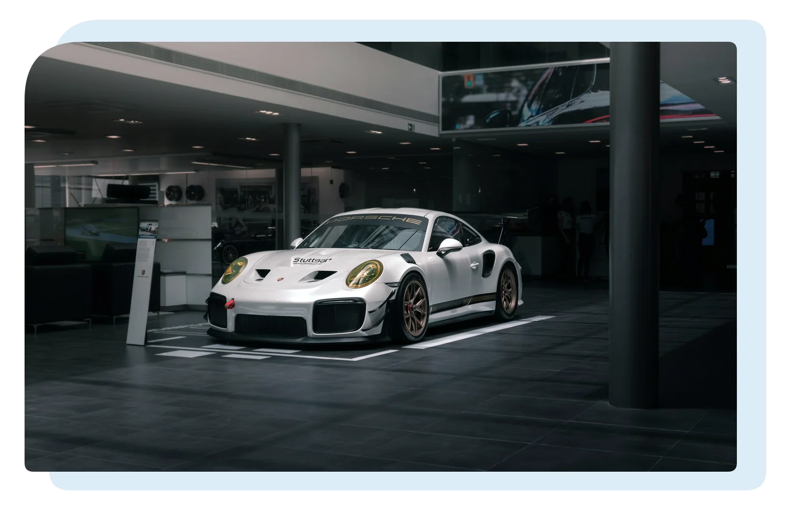 En Porsche holder i et roligt showroom