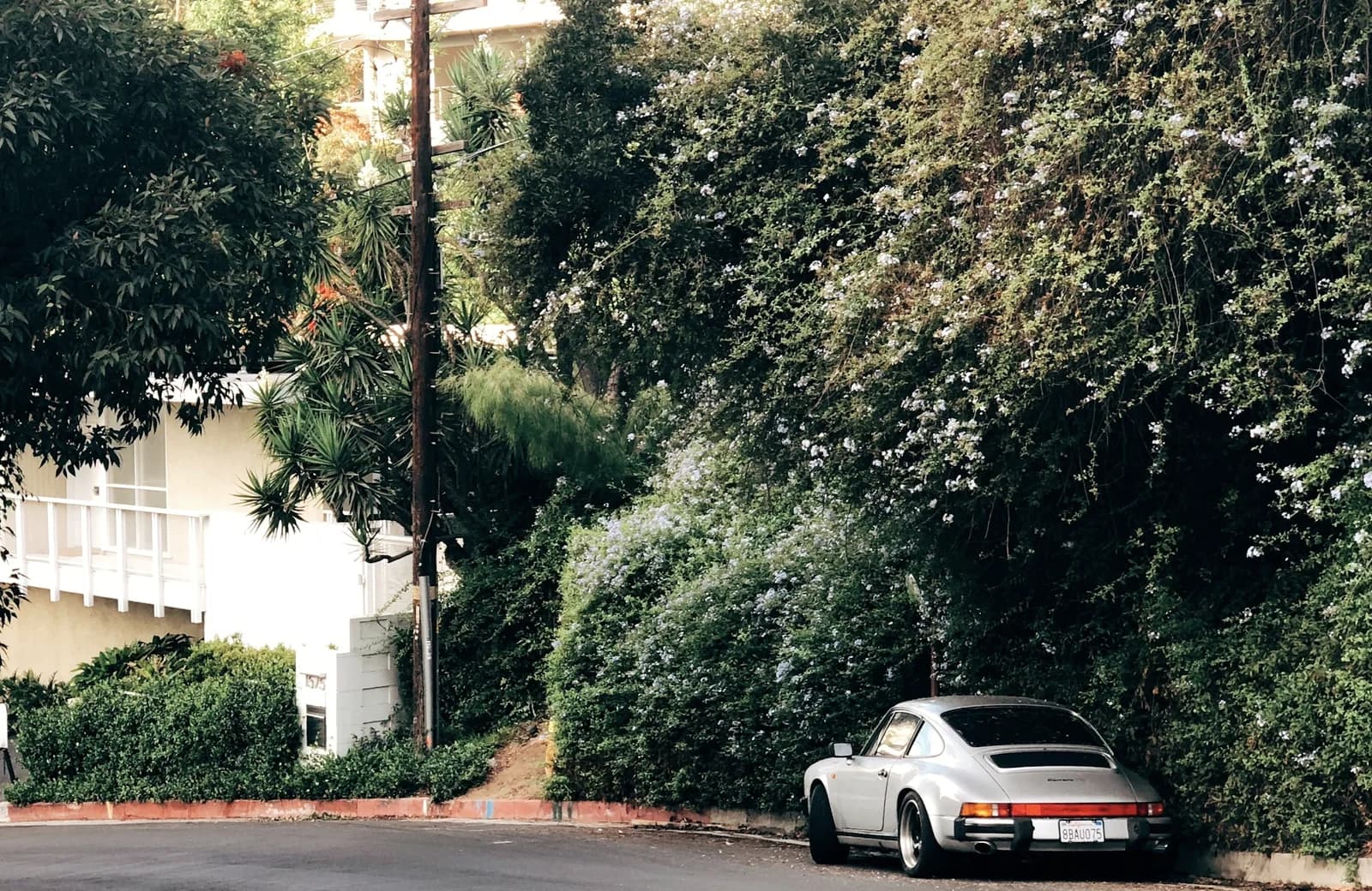 En Porsche parkeret foran en bygning