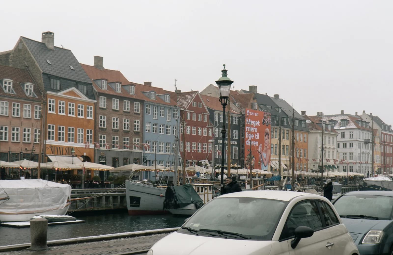 Biler kører gennem en gade i København