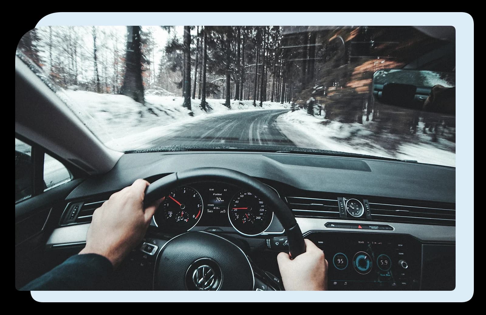 En bilist kører en VW på en vintervej