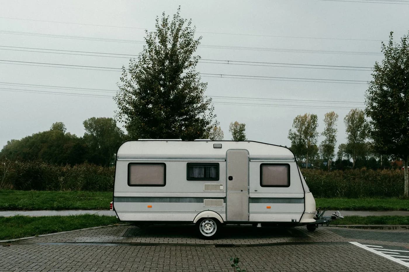 En campingvogn står parkeret uden for sæsonen