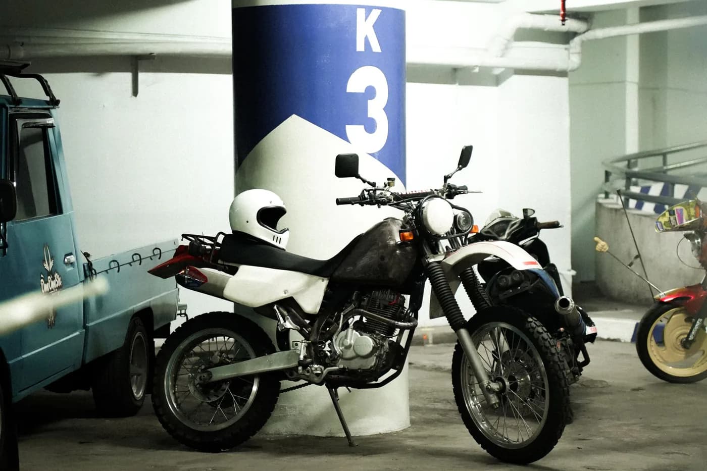 Motorcykler står parkeret indendørs