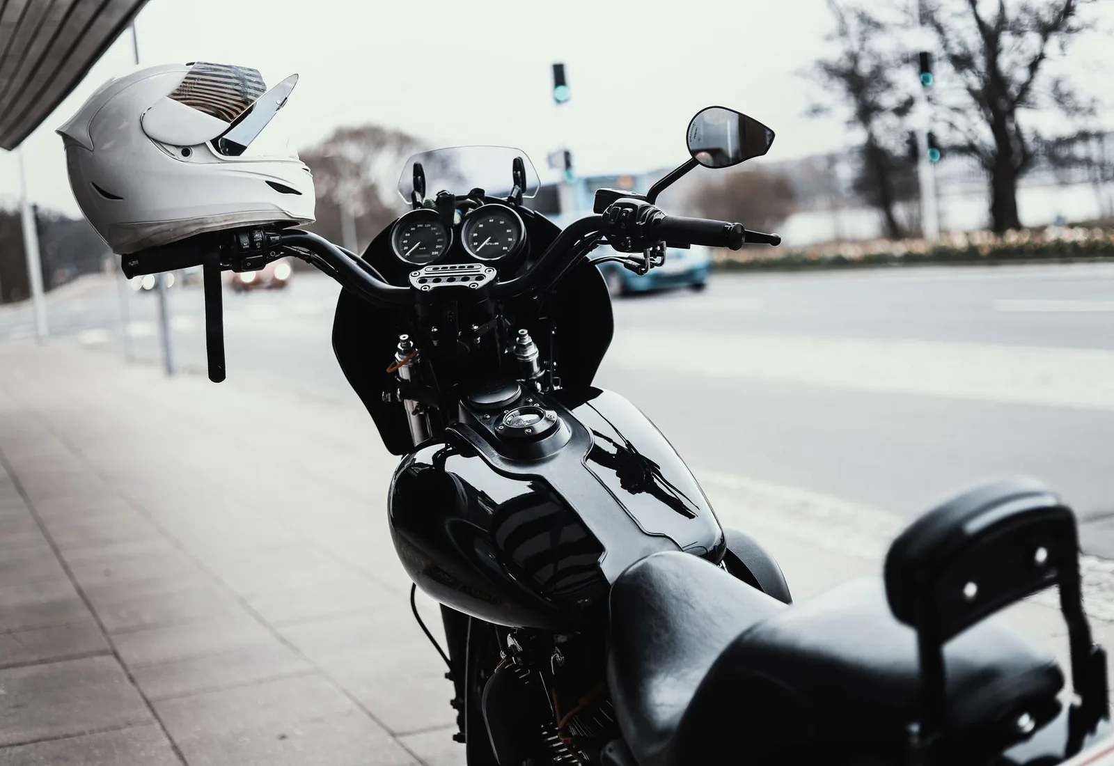 En parkeret motorcykel med hjelm ved styret