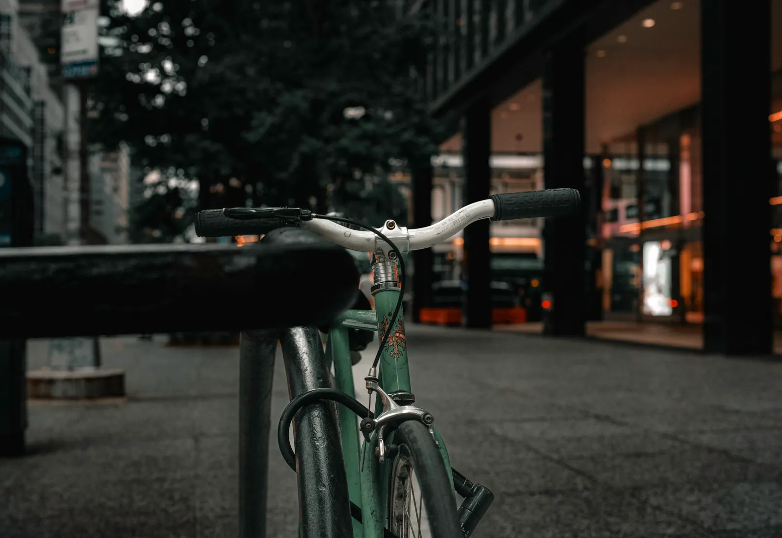 En elcykel står parkeret og låst ved et cykelstativ