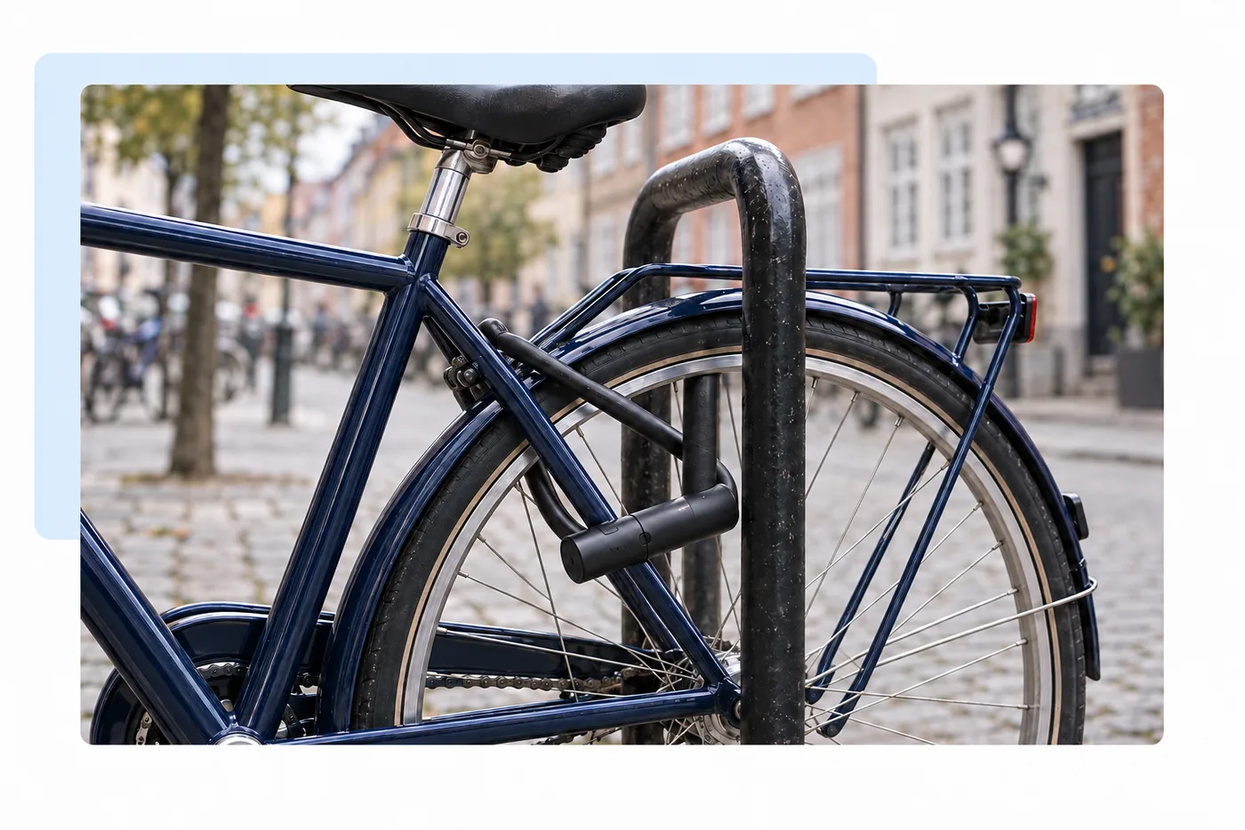 En cykel er fastlåst med en godkendt lås