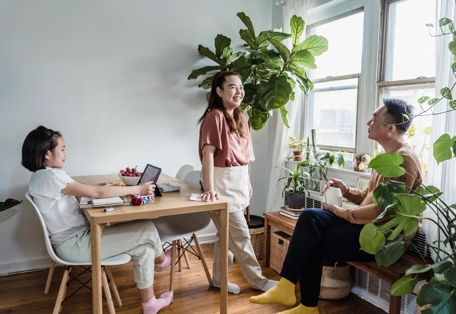 En familie gennemgår papirer sammen ved spisebordet