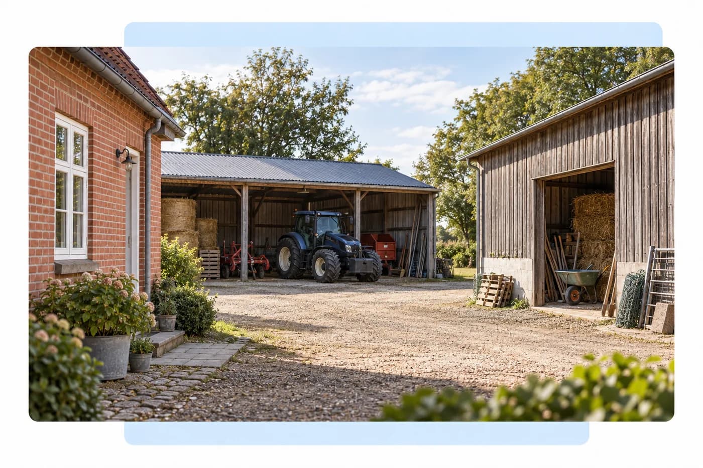 En landejendom med bolig, driftsbygninger, redskaber og traktor