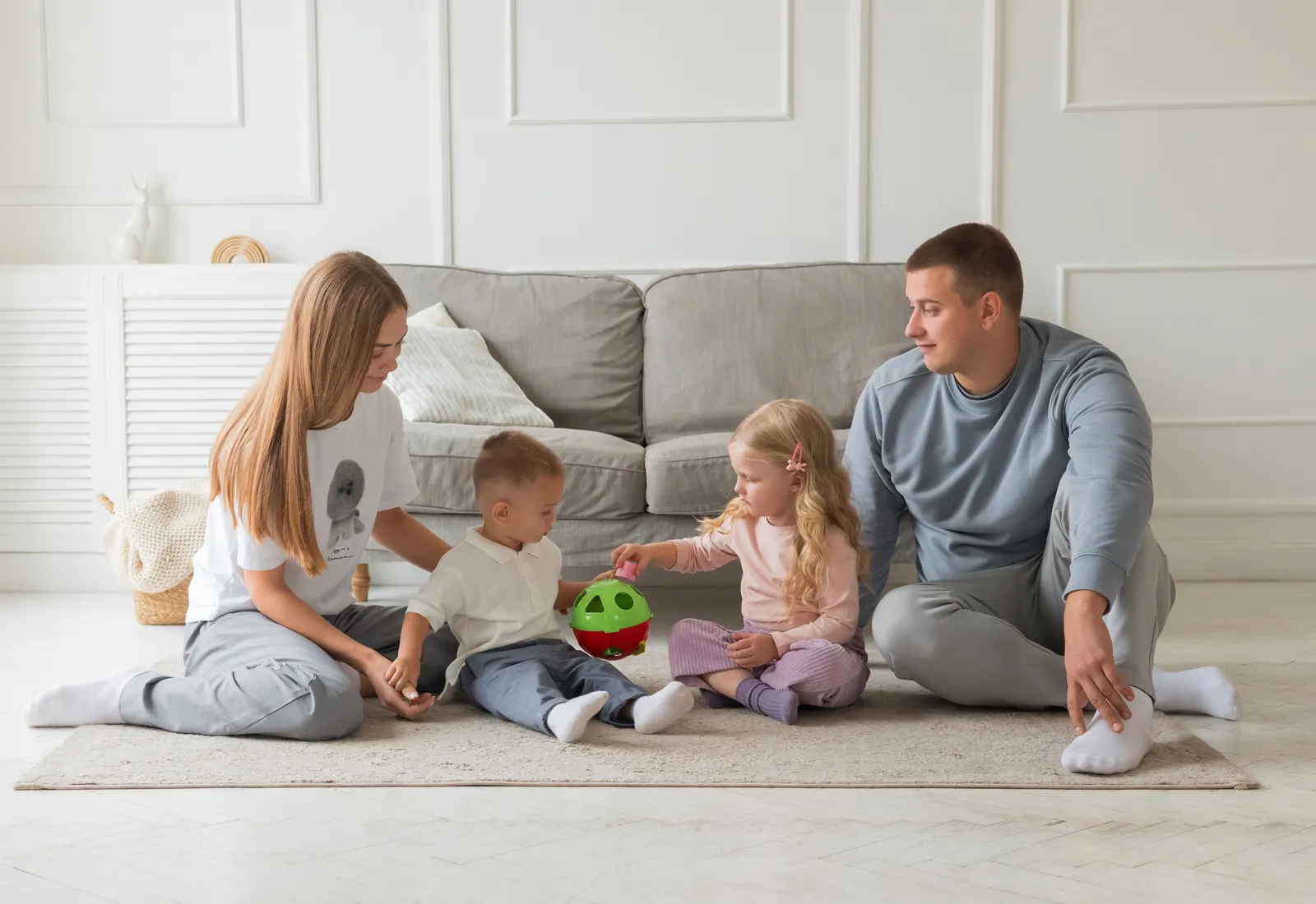 En familie gennemgår økonomiske dokumenter sammen ved et bord