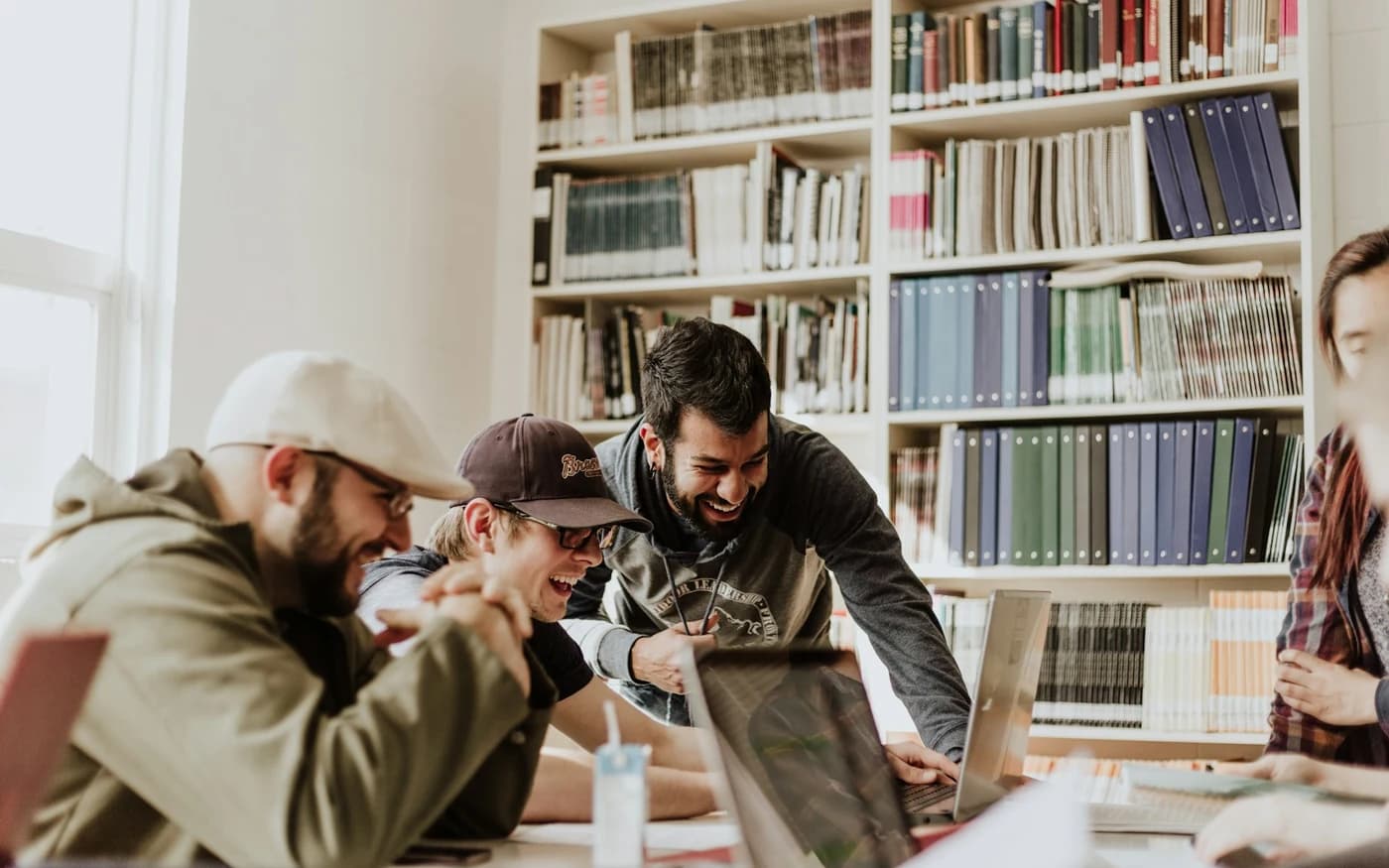 Studerende arbejder sammen ved et bord på et universitet