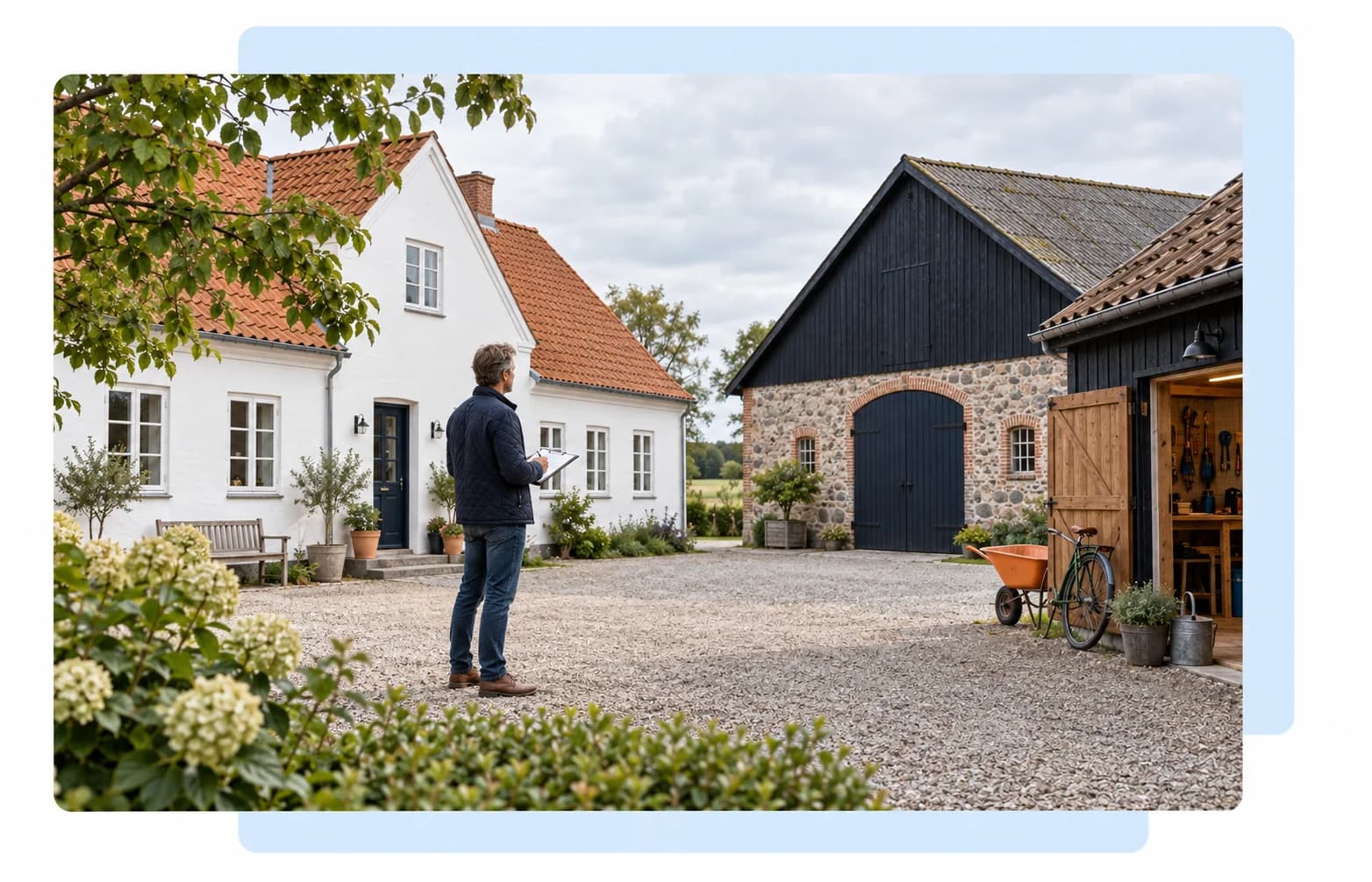 Renoveret landejendom med stuehus, lade, udhus og værksted