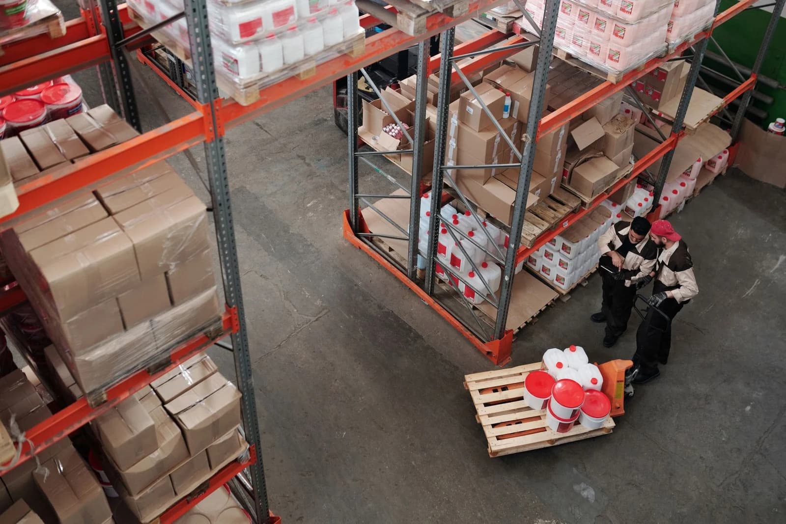 To medarbejdere gennemgår arbejdet på et lager
