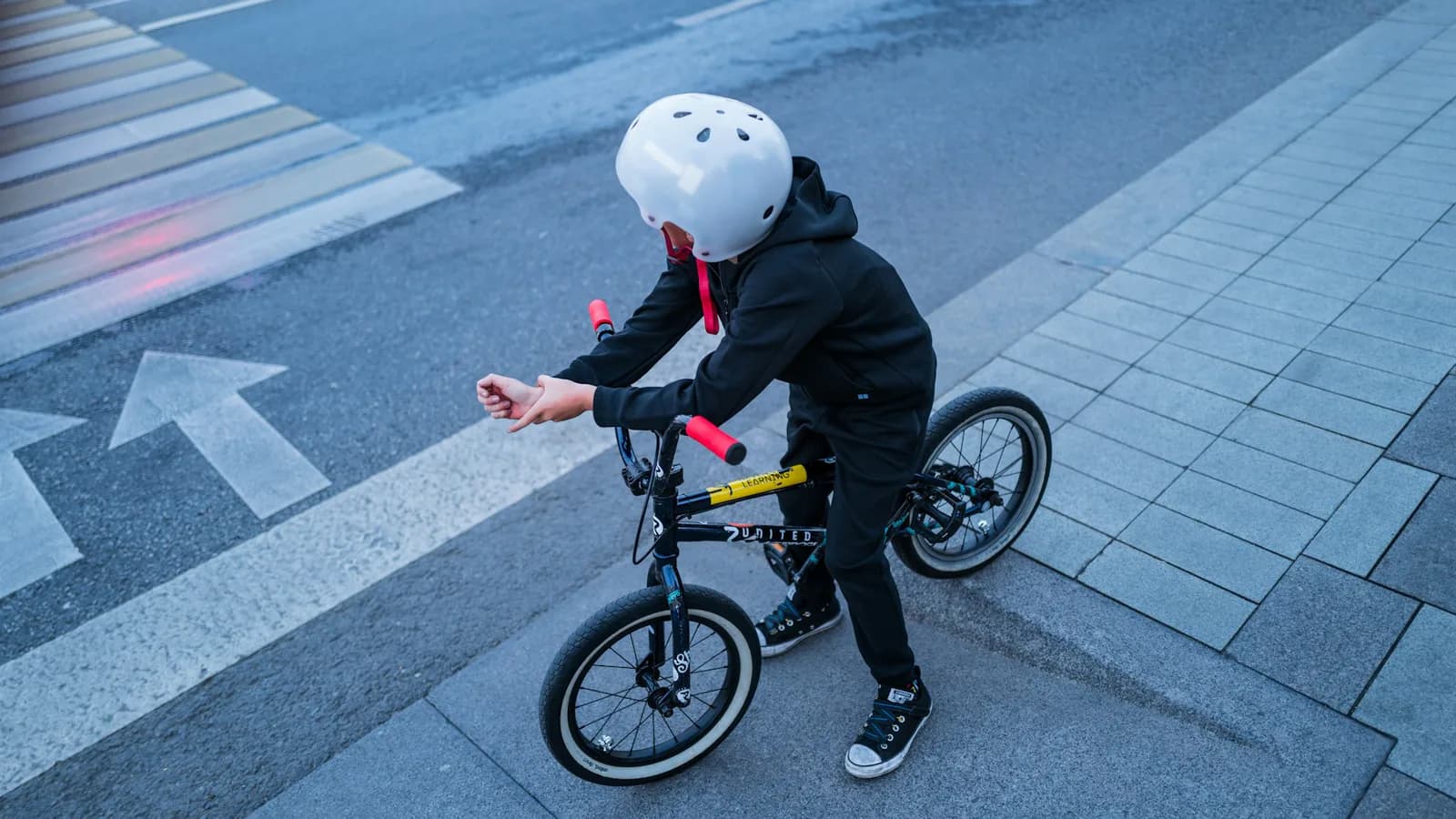 Barn med cykelhjelm på en cykelsti
